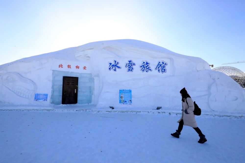 游客從北極村冰雪旅館的一個(gè)房間前走過(guò)（2018年1月31日攝）。