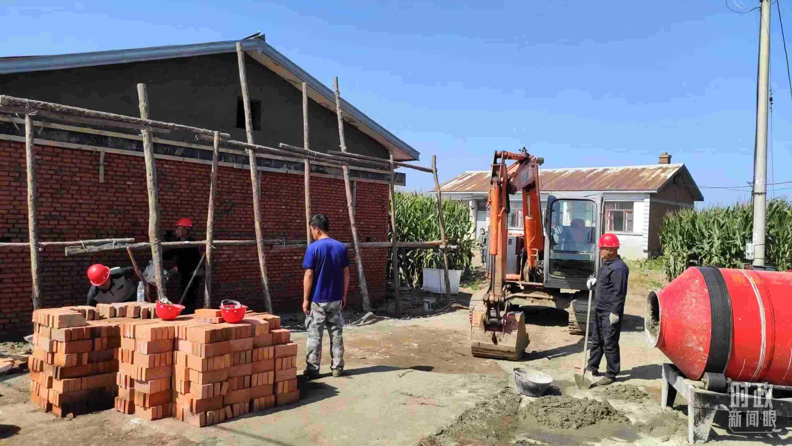 △村民正在修繕被損的房屋。（總臺央視記者薛冠南拍攝）