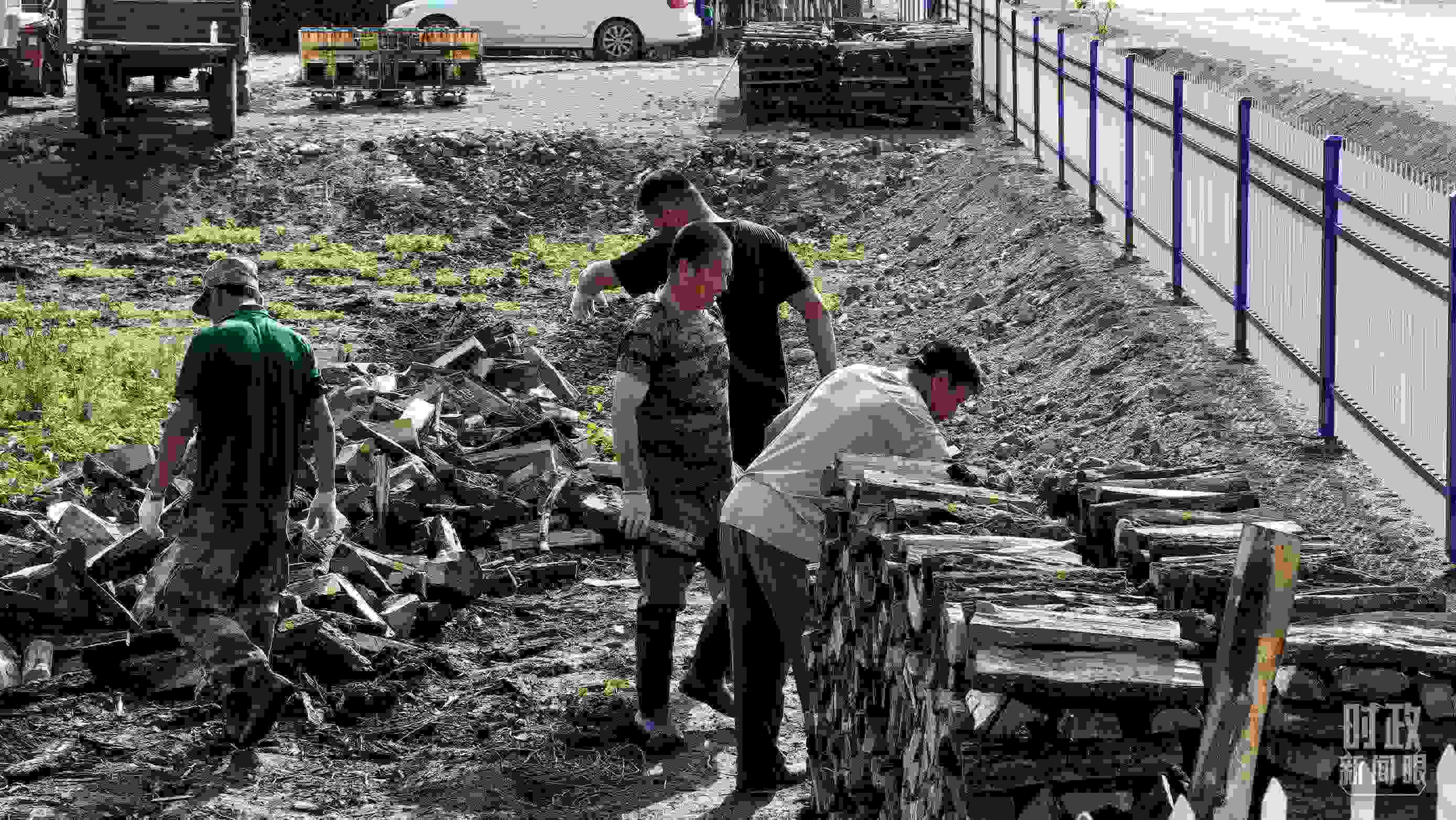 △村民正在整理家中被洪水沖垮的柴火垛。（總臺央廣記者潘毅拍攝）