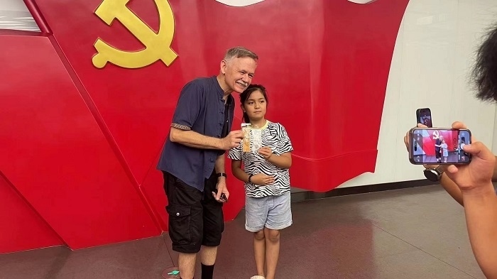 潘維廉和志愿講解員紀(jì)念合影。主辦方供圖