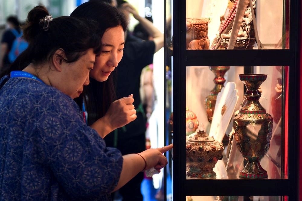 △2023年8月24日，參觀者在第十四屆中國—東北亞博覽會(huì)現(xiàn)場選購尼泊爾特色商品。