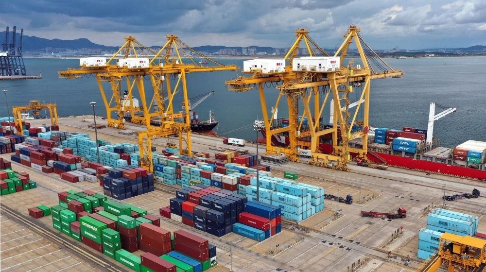 △在遼寧大連市遼寧港口集團(tuán)大連港集裝箱碼頭，貨輪在裝卸集裝箱。