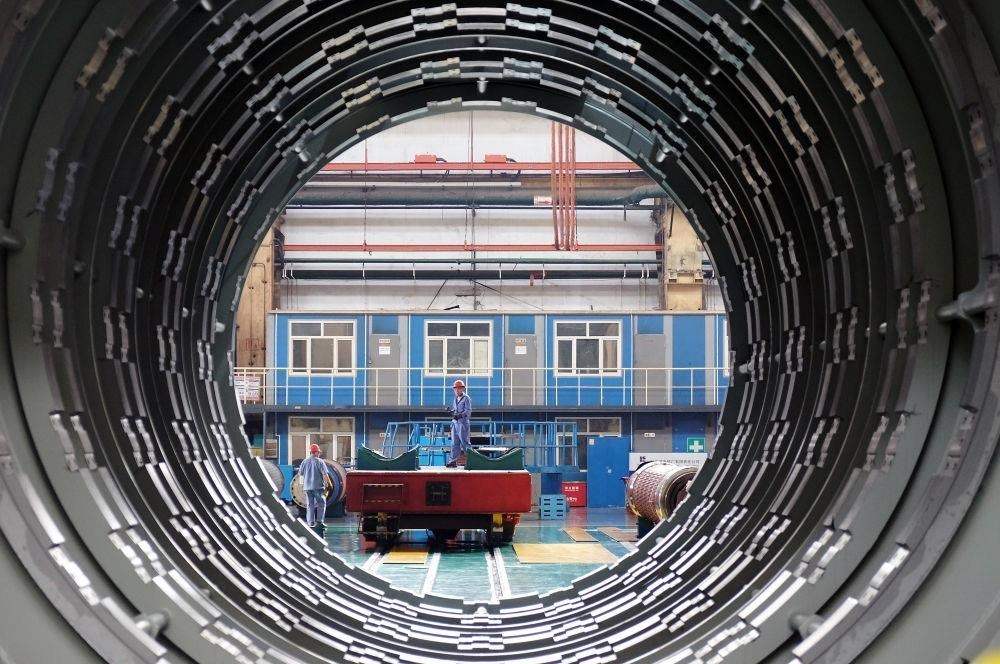 △2023年8月31日，工人在哈電集團(tuán)哈爾濱電機(jī)廠有限責(zé)任公司的水電分廠重型車間作業(yè)。