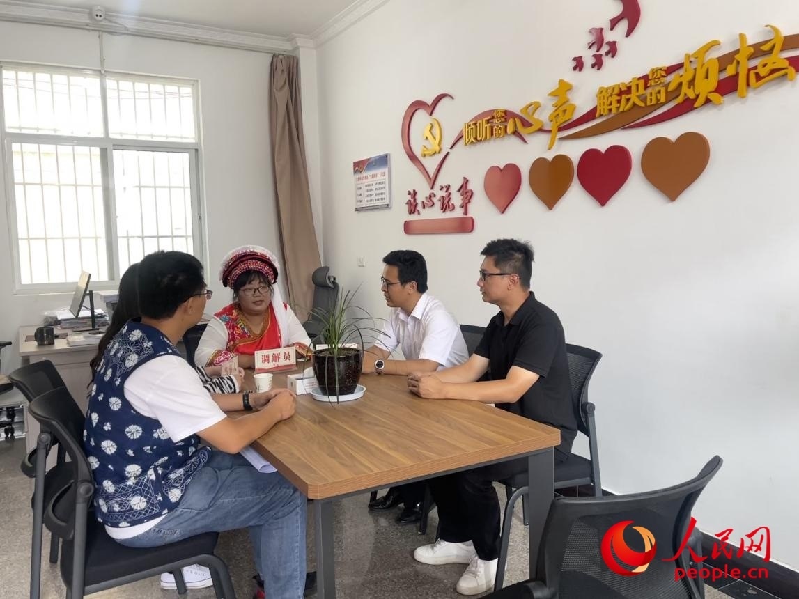 李雪娟（右三）和群眾交流。人民網(wǎng) 周靜圓攝