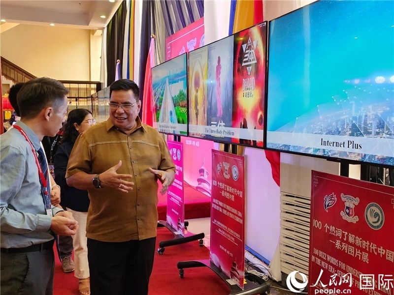 圖為菲律賓國家圖書館館長阿德里亞諾參觀新時代中國圖片展。人民網(wǎng)記者樊帆攝