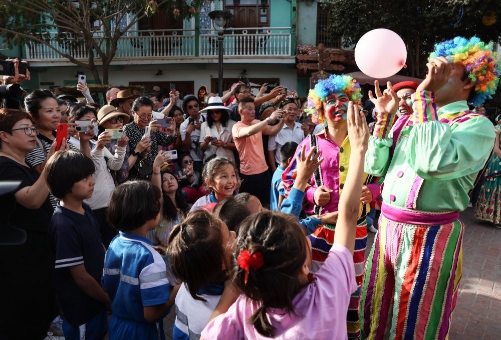 演員與小朋友在新疆喀什古城景區(qū)互動（2023年9月7日攝）。新華社記者 蘭紅光 攝