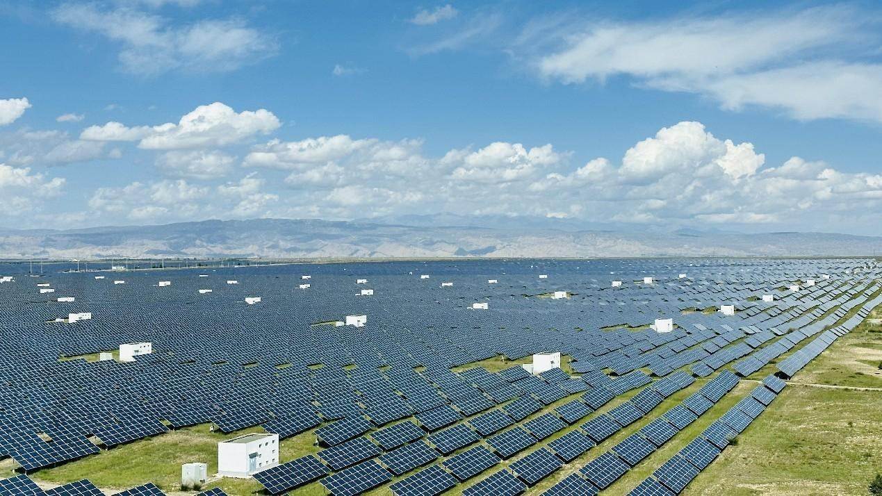 遠(yuǎn)眺青海省海南州光伏發(fā)電園區(qū)。人民網(wǎng) 劉沛然攝