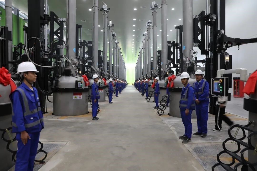 晶科能源二期20GW拉棒切方項目投產(chǎn)現(xiàn)場。南川工業(yè)園區(qū)管委會供圖