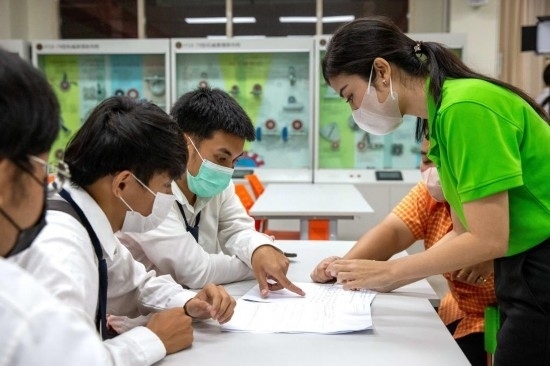 3月14日，在泰國大城府大城技術(shù)學(xué)院魯班工坊，教師（右一）給學(xué)生上課。新華社記者 王騰 攝