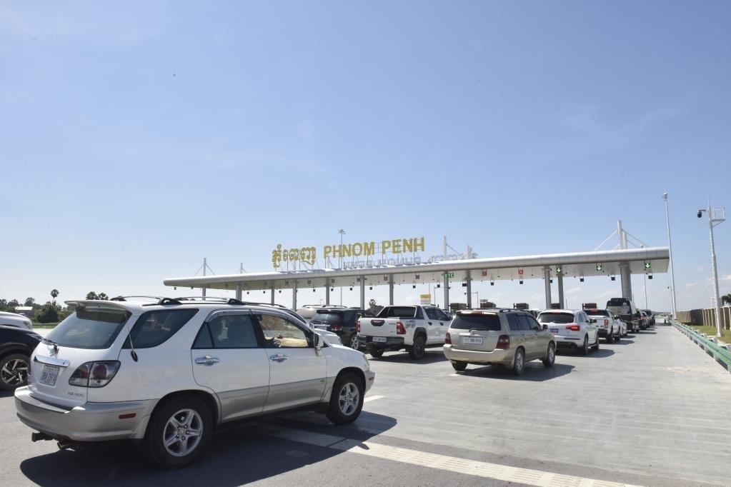 2022年11月7日，車輛在柬埔寨首都金邊的金港高速公路入口處排隊(duì)。金港高速公路連接柬埔寨首都金邊和該國最大深水海港西哈努克港。