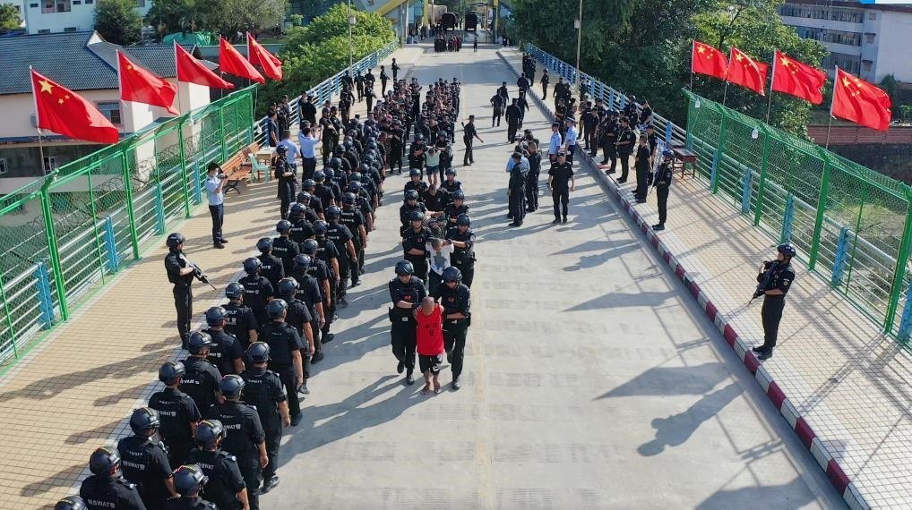 圖為涉詐犯罪嫌疑人移交我方。