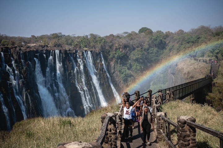 8月21日，游客在贊比亞觀賞維多利亞瀑布景色。