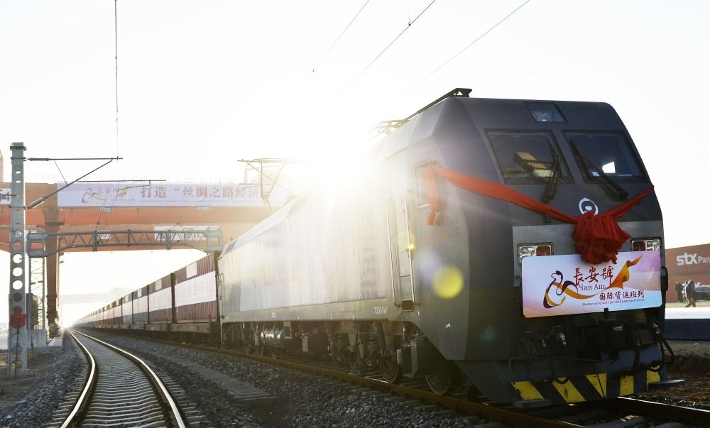 2013年11月28日，首趟由西安發(fā)往哈薩克斯坦阿拉木圖的長(zhǎng)安號(hào)國(guó)際貨運(yùn)列車(chē)等待出發(fā)。新華社記者 劉瀟 攝