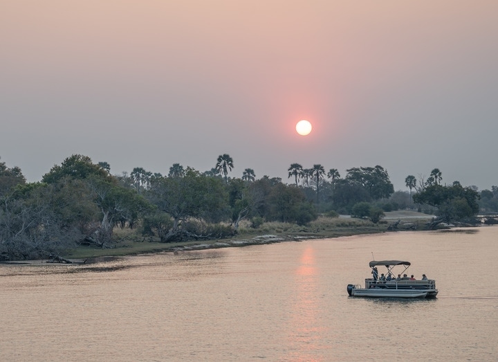 8月23日，在贊比亞拍攝的贊比西河上的游船。