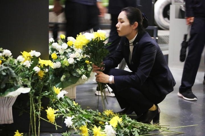 9月18日，工作人員在侵華日軍第七三一部隊(duì)罪證陳列館整理花束。新華社記者 石楓 攝