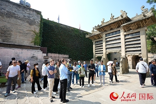 選手們認(rèn)真聆聽(tīng)導(dǎo)游講解。人民網(wǎng) 盧鵬宇攝