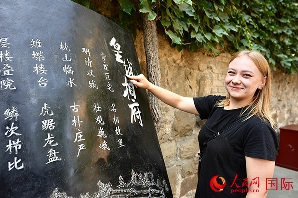 選手金雪花（波蘭）在古堡內(nèi)留影。人民網(wǎng) 盧鵬宇攝