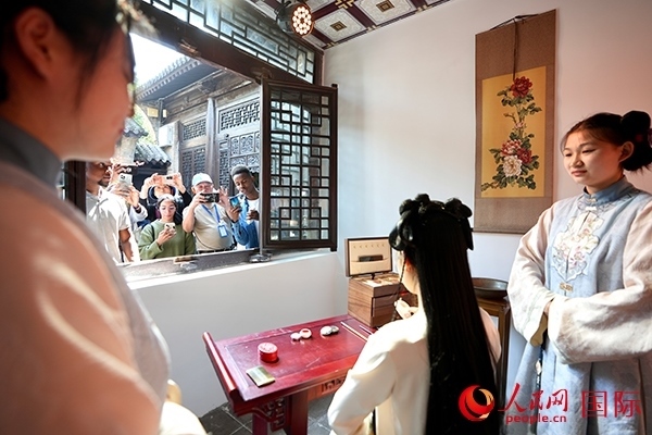 選手們觀(guān)看表演。人民網(wǎng) 盧鵬宇攝