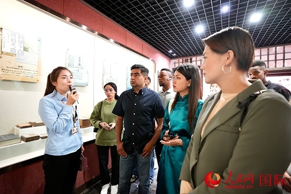 選手們認(rèn)真聆聽(tīng)導(dǎo)游講解。人民網(wǎng) 盧鵬宇攝