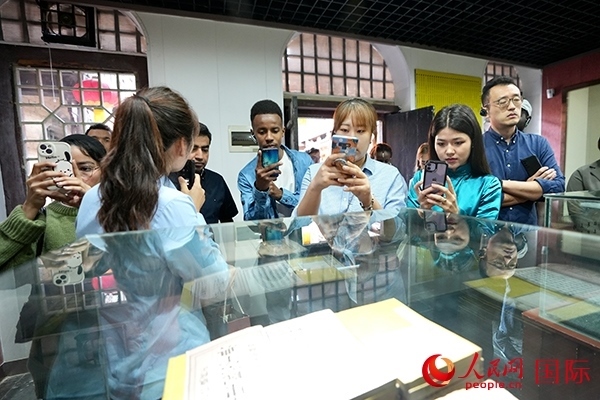 選手們認(rèn)真聆聽(tīng)導(dǎo)游講解。人民網(wǎng) 盧鵬宇攝