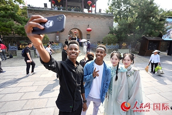 兩對(duì)雙胞胎偶遇合影。人民網(wǎng) 盧鵬宇攝