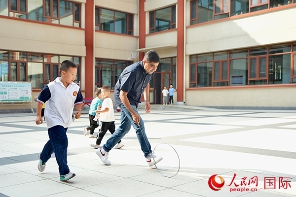 來自巴基斯坦的沙杰在滾鐵環(huán)。人民網 盧鵬宇攝