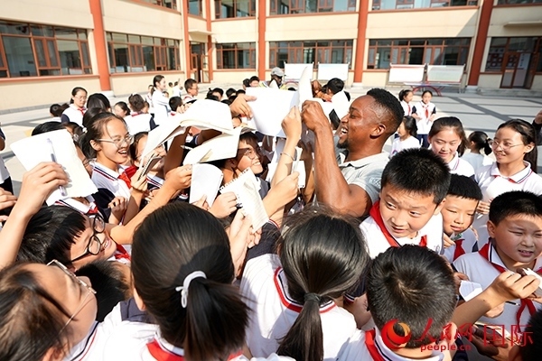 孩子們和選手互動簽名。人民網 盧鵬宇攝