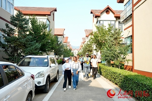 選手們在皇城村參觀。人民網 盧鵬宇攝