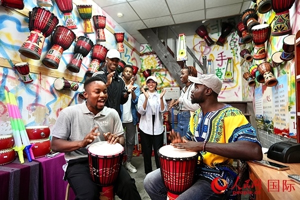 選手們敲起非洲鼓。人民網 盧鵬宇攝