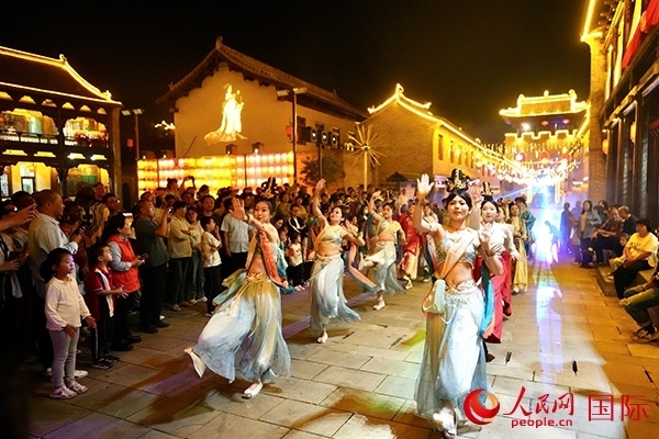 古城巡游隊(duì)伍。人民網(wǎng) 盧鵬宇攝