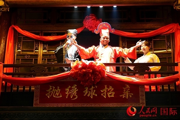 拋繡球。人民網(wǎng) 盧鵬宇攝