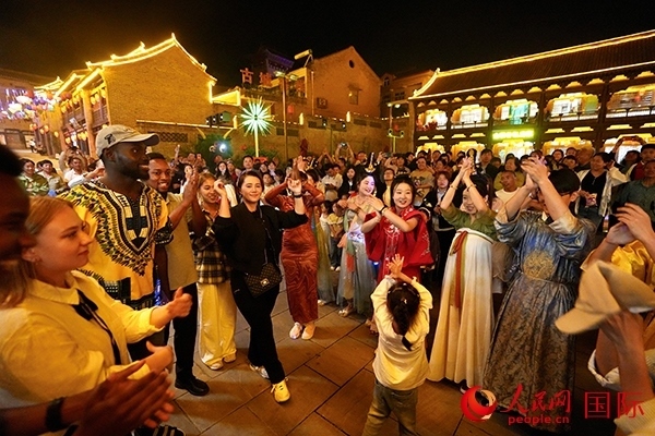 選手們和演員們一起舞蹈。人民網(wǎng) 盧鵬宇攝