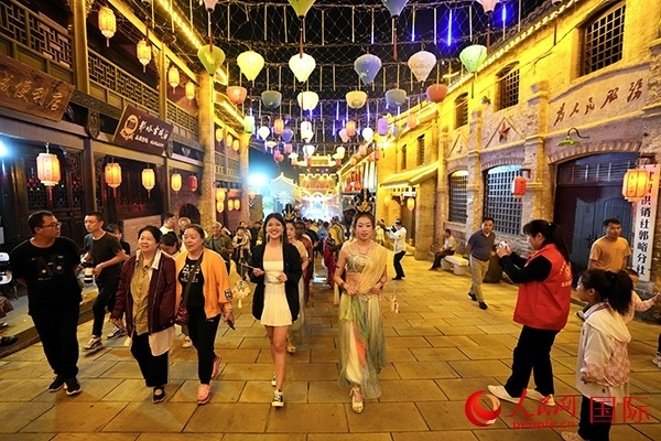 選手體驗(yàn)古城巡游。人民網(wǎng) 盧鵬宇攝