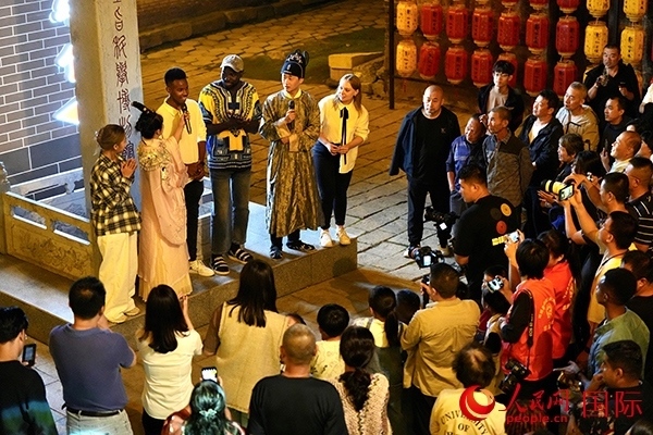 選手們一起演唱《大中國(guó)》。人民網(wǎng) 盧鵬宇攝