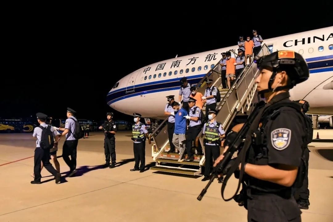 153名實施跨境裸聊敲詐的犯罪嫌疑人從印度尼西亞被押解回國。公安部供圖