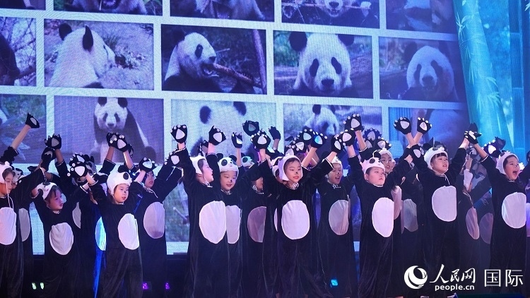 小演員們上演《歡樂(lè)功夫熊貓》。人民網(wǎng) 蔣曉辰攝