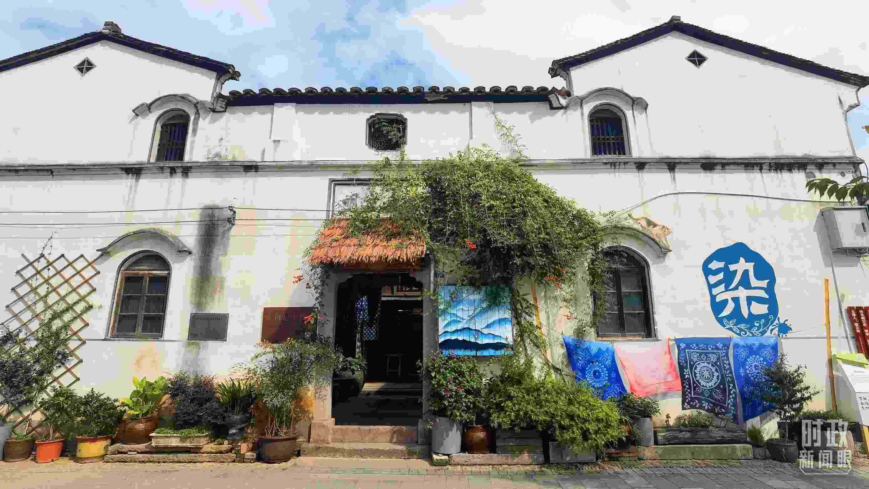 △李祖村的藝術(shù)染坊。（總臺(tái)央視記者周志國拍攝）