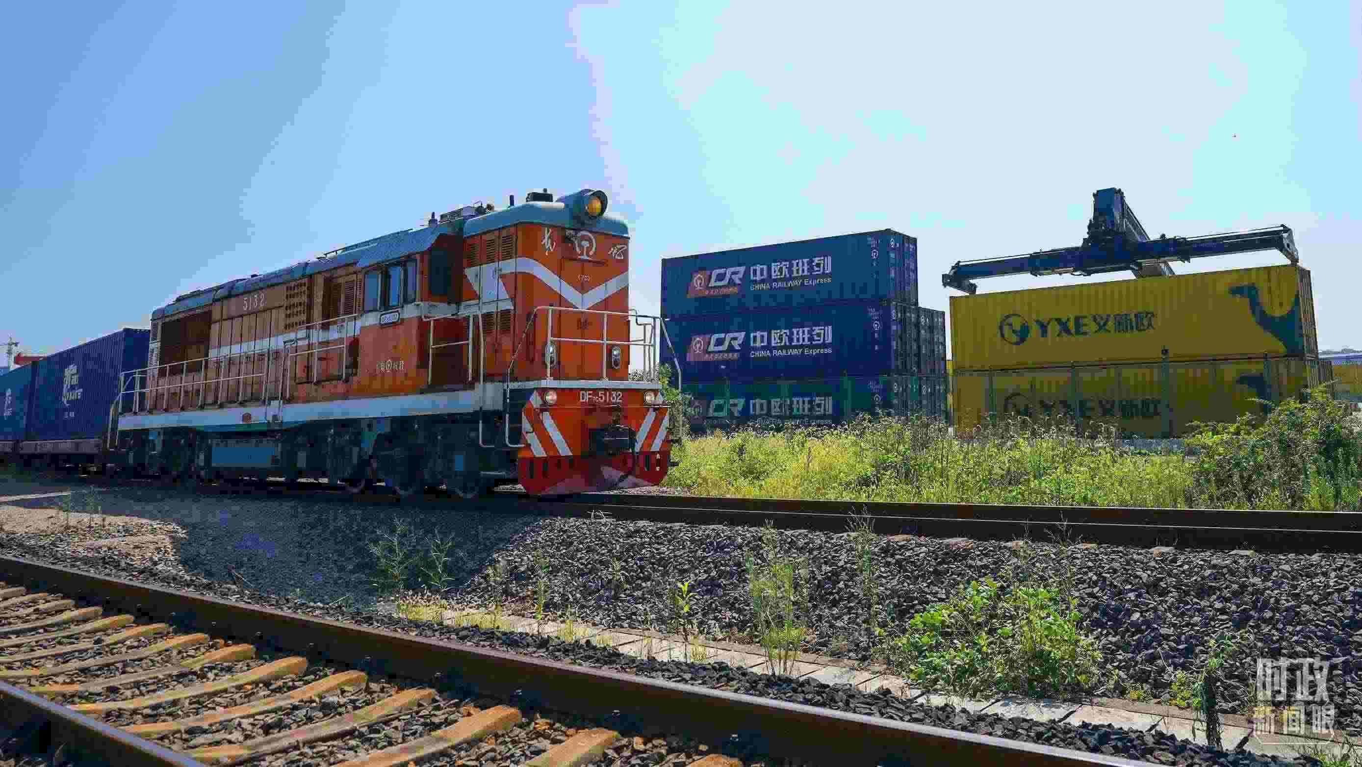 △“義新歐”先后開通了18條點(diǎn)對(duì)點(diǎn)的班列主線，業(yè)務(wù)范圍輻射50多個(gè)國家和160多個(gè)城市。（總臺(tái)國廣記者李晉拍攝）