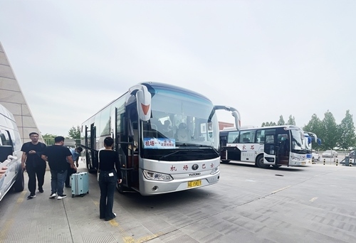 旅客準(zhǔn)備乘坐免費擺渡車前往正定機場。人民網(wǎng)記者 喬雪峰攝