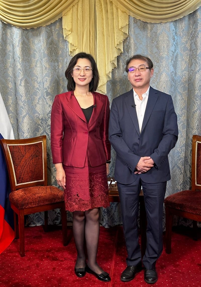 人民網(wǎng)黨委委員、副總編輯孫海峰（左一）專訪崔少純總領(lǐng)事。人民網(wǎng)記者 馬天翼攝