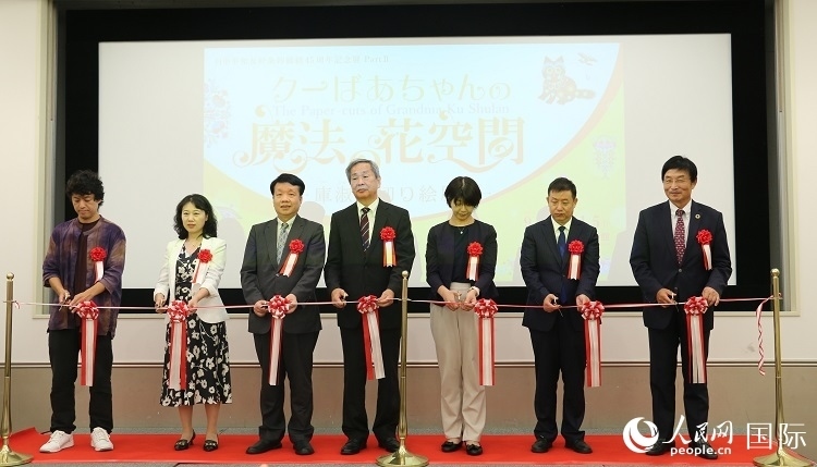 嘉賓共同為開(kāi)幕式剪彩。人民網(wǎng) 許可攝