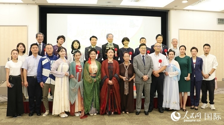 與會(huì)人員合影留念。人民網(wǎng) 許可攝