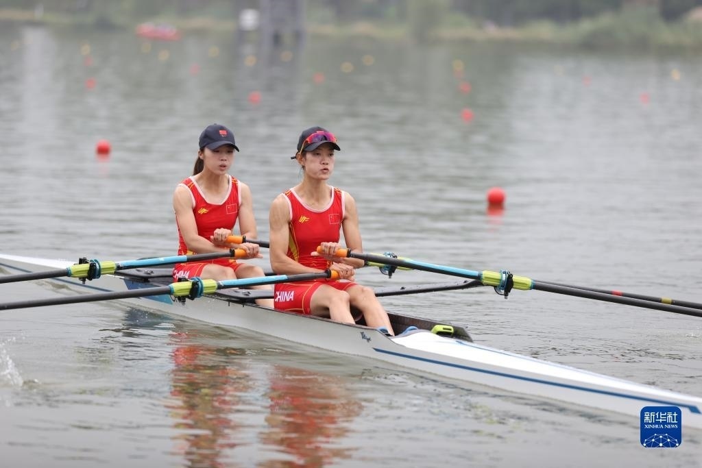 9月24日，鄒佳琪（左）/邱秀萍在決賽中。新華社記者 賈浩成 攝