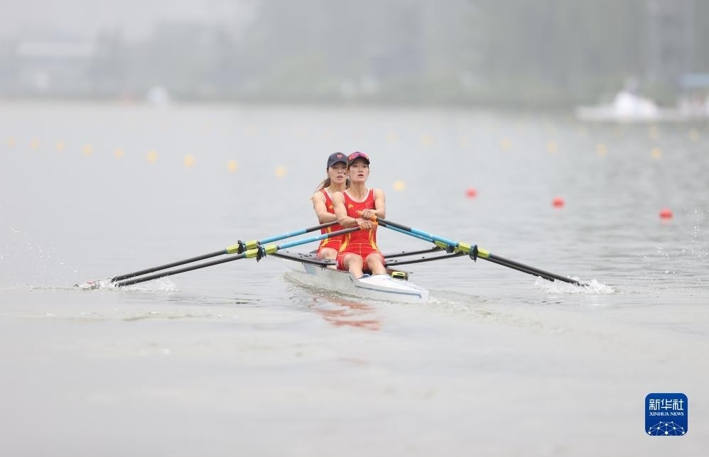 9月24日，鄒佳琪（左）/邱秀萍在決賽中。新華社記者 賈浩成 攝