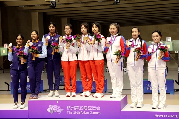 9月24日，杭州亞運(yùn)會(huì)射擊女子10米氣步槍團(tuán)體賽頒獎(jiǎng)儀式。人民網(wǎng)記者 胡雪蓉?cái)z