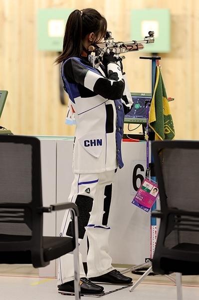 9月24日，黃雨婷在女子10米氣步槍團(tuán)體賽比賽中。人民網(wǎng)記者 胡雪蓉?cái)z