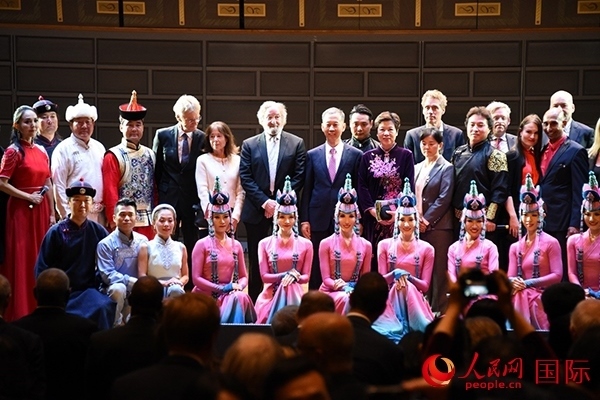 中國駐瑞典大使崔愛民夫婦與演職人員及部分來賓合影留念。人民網(wǎng)記者 殷淼攝