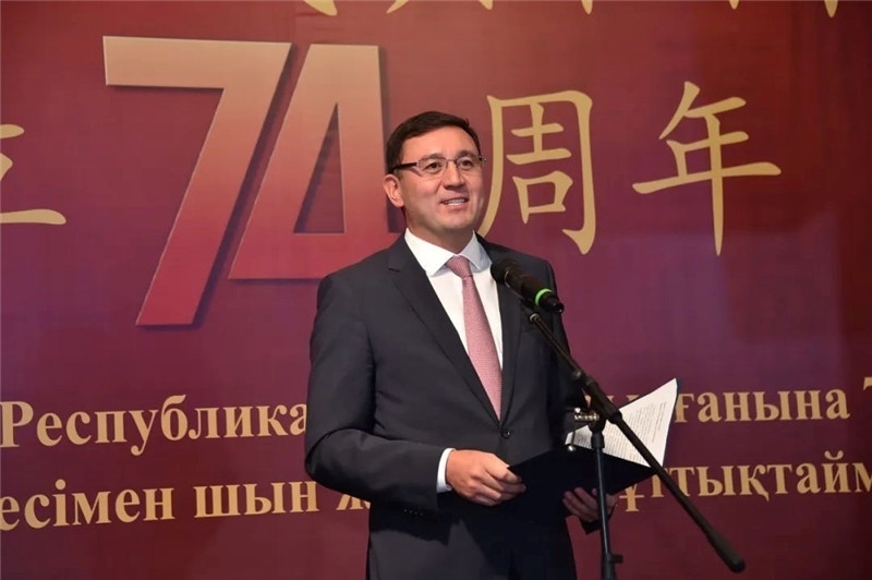 圖為哈外交部駐阿市代表布列格諾夫致辭。駐阿拉木圖總領館供圖