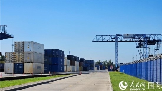  布列斯特北站，堆滿了來自中國的貨物。人民網(wǎng)記者 王震攝