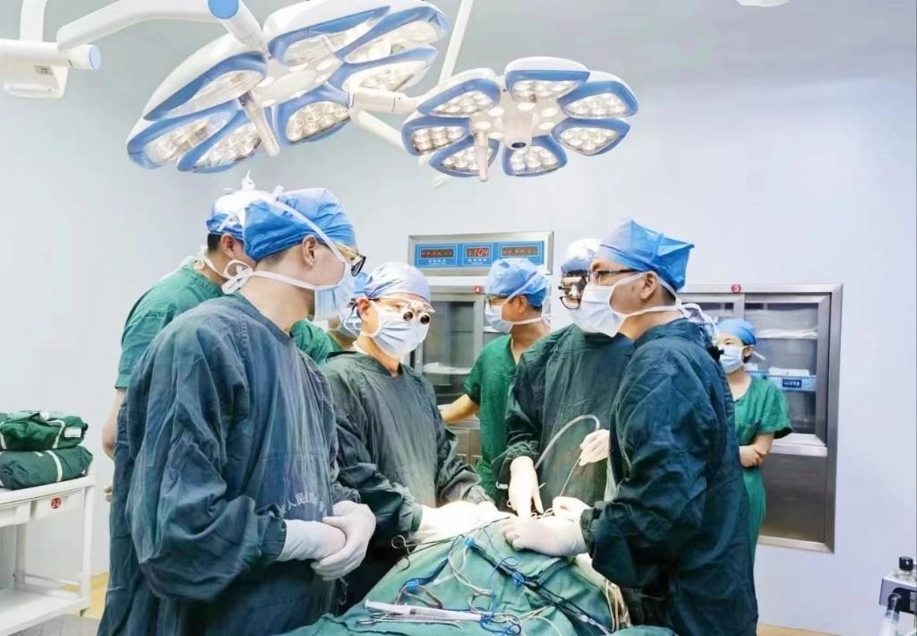 浙江省人民醫(yī)院畢節(jié)醫(yī)院的醫(yī)師團隊正在為患者李老伯進行手術。（王磊波 攝 新華社發(fā)）